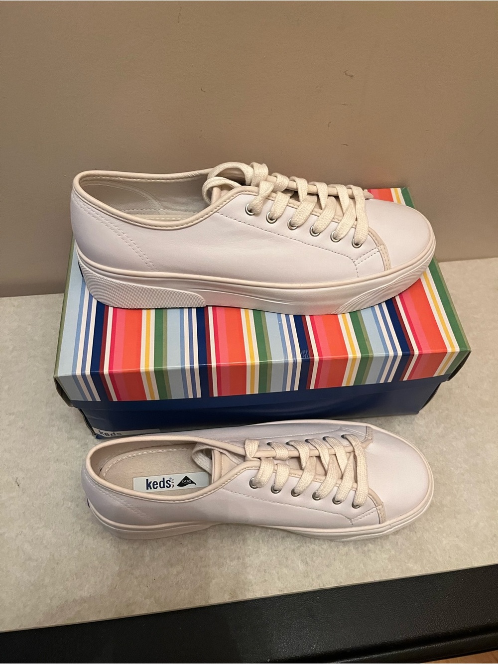 Keds Women's Fashion Sneakers white Lace Up. Size 8 color white